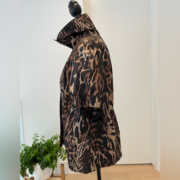 JOSEPH RIBKOFF Tiger Pattern Short Sleeve Zip Up Jacket - Picture 4 of 10